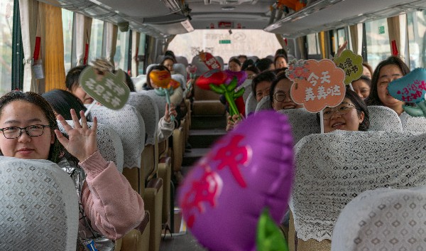 6日乘车1.jpg